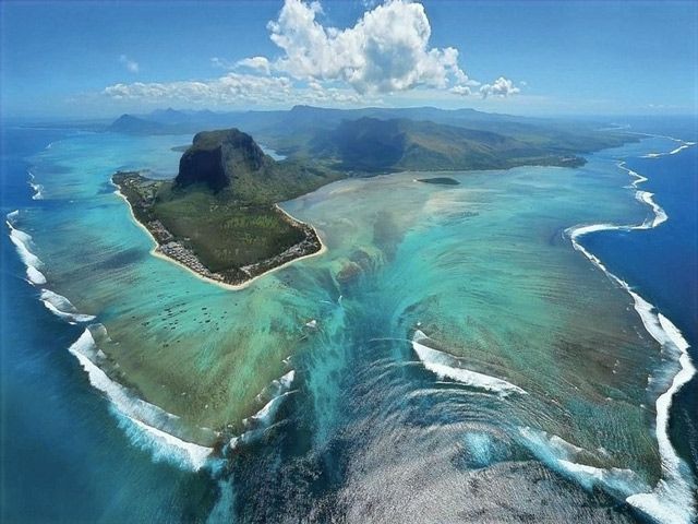 photos/ile-maurice-cascade-sous-marine-underwater-waterfall.jpg