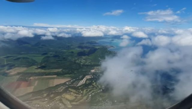 photos/landing-airport-mauritius-boeing-777.jpg